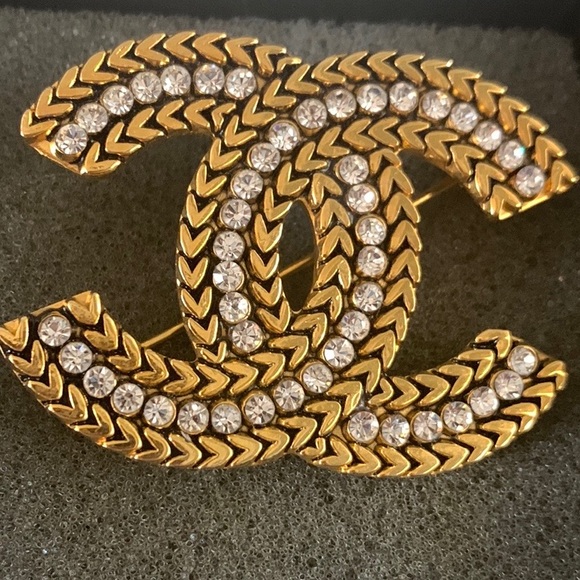 Adorable - Chanel brooch 🤍 Price : 1665 sr #adorable_chanel